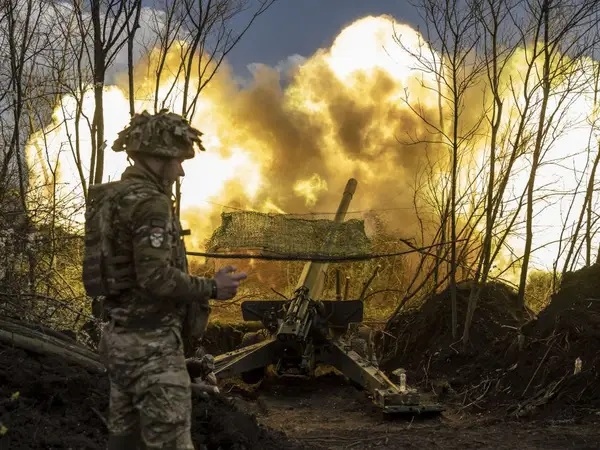 Nga tập kích cứ điểm Ukraine, Kiev ồ ạt tấn công kho vũ khí và doanh trại Nga